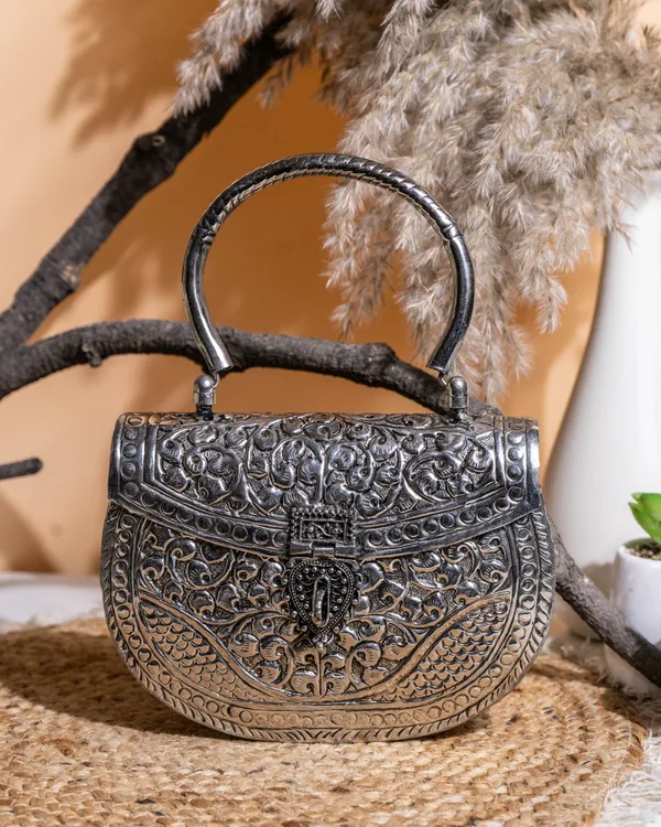 Noor_Royal_Silver_Minaudière